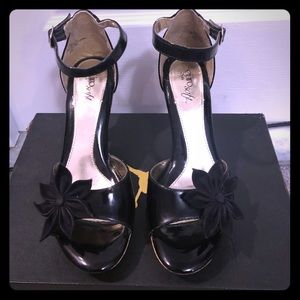 Very comfortable platform heel shoes.